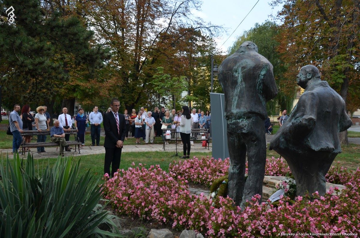 image025